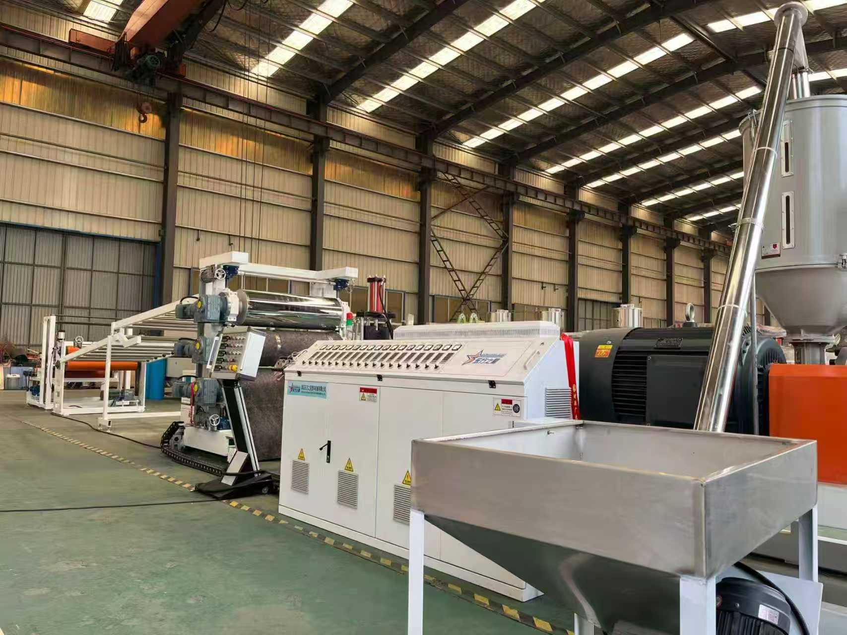 Το QINGDAO EASTSTAR καλωσορίζει τους πελάτες για επιθεώρηση εξοπλισμού αντιολισθητικού στρώματος TPE/TPV/TPU/TPR