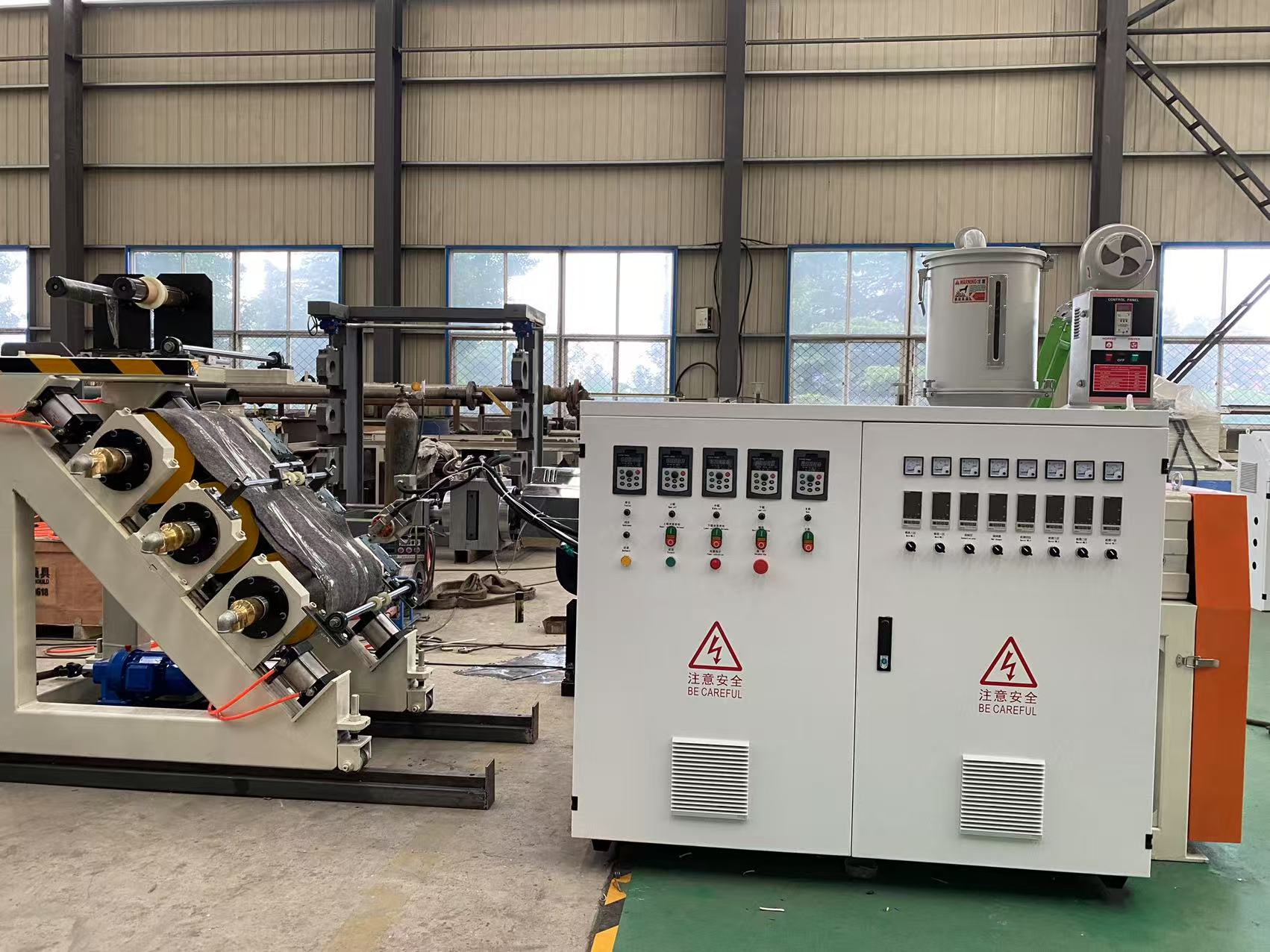 Το QINGDAO EASTSTAR στέλνει την προηγμένη γραμμή παραγωγής TPE Waterstop στην Ινδία