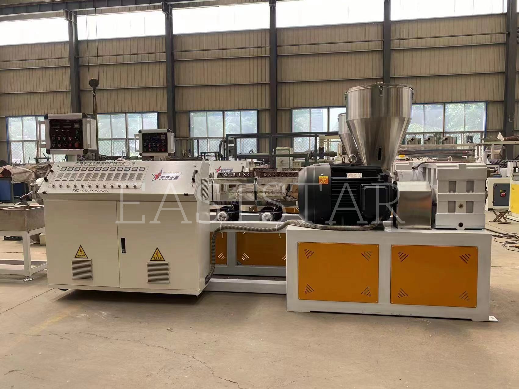 Η τεχνική μας ομάδα πραγματοποιεί συναρμολόγηση ακριβείας του παράλληλου κοκκοποιητή διπλής βίδας TSSK65 για τον Άραβα πελάτη μας